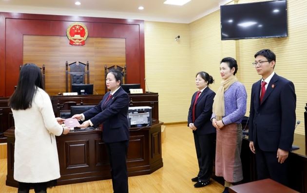 66.2019年3月，咸宁中院为当事人首发“离婚证明书”.jpg