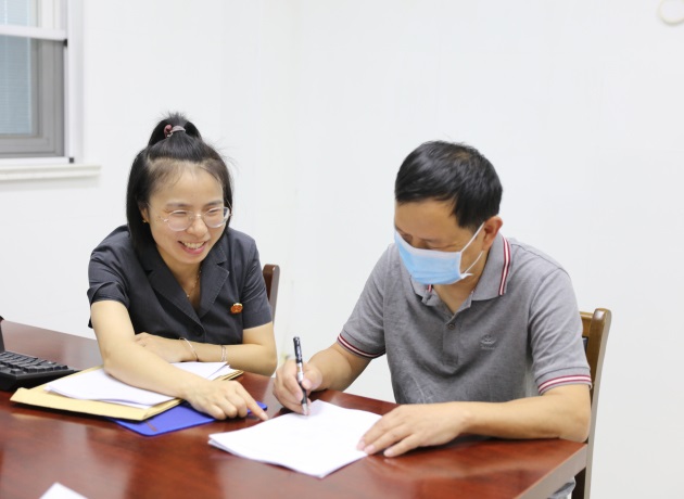 3图为法官助理组织双方律师在签调解协议 (2)_编辑.jpg