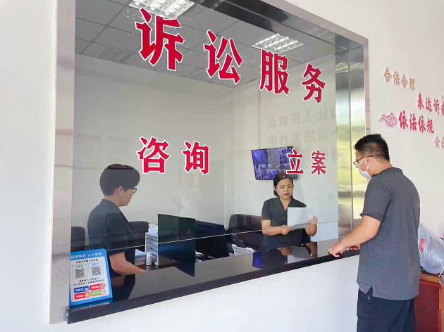 2图为当事人在赤壁市法院官塘人民法庭直接立案_编辑.jpg